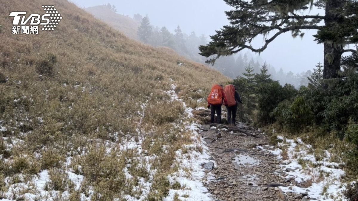 雪霸國家公園管理處武陵管理站也和台中市消防局、保七總隊第五大隊,合計出動5人出勤救援。(圖/TVBS)