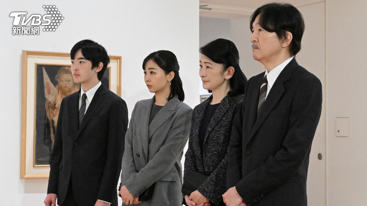 依據規定,僅男系男子能繼承皇位。秋篠宮文仁親王(右一)是日本第一順位天皇繼承人,其子悠仁親王為第二順位。(圖/達志影像美聯社)