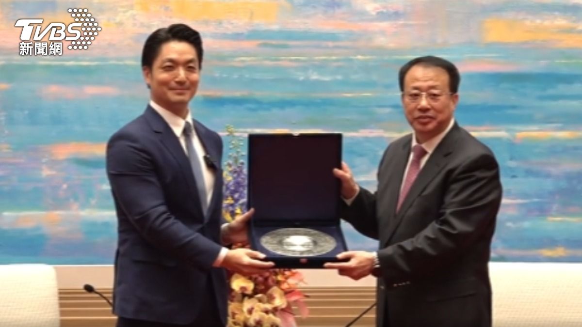 送錫盤「雙城好兩岸好」 蔣萬安提民國、民主。(圖/TVBS)