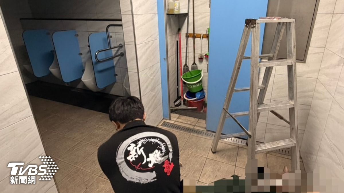 林男被發現倒臥在4樓廁所內。（圖／TVBS）