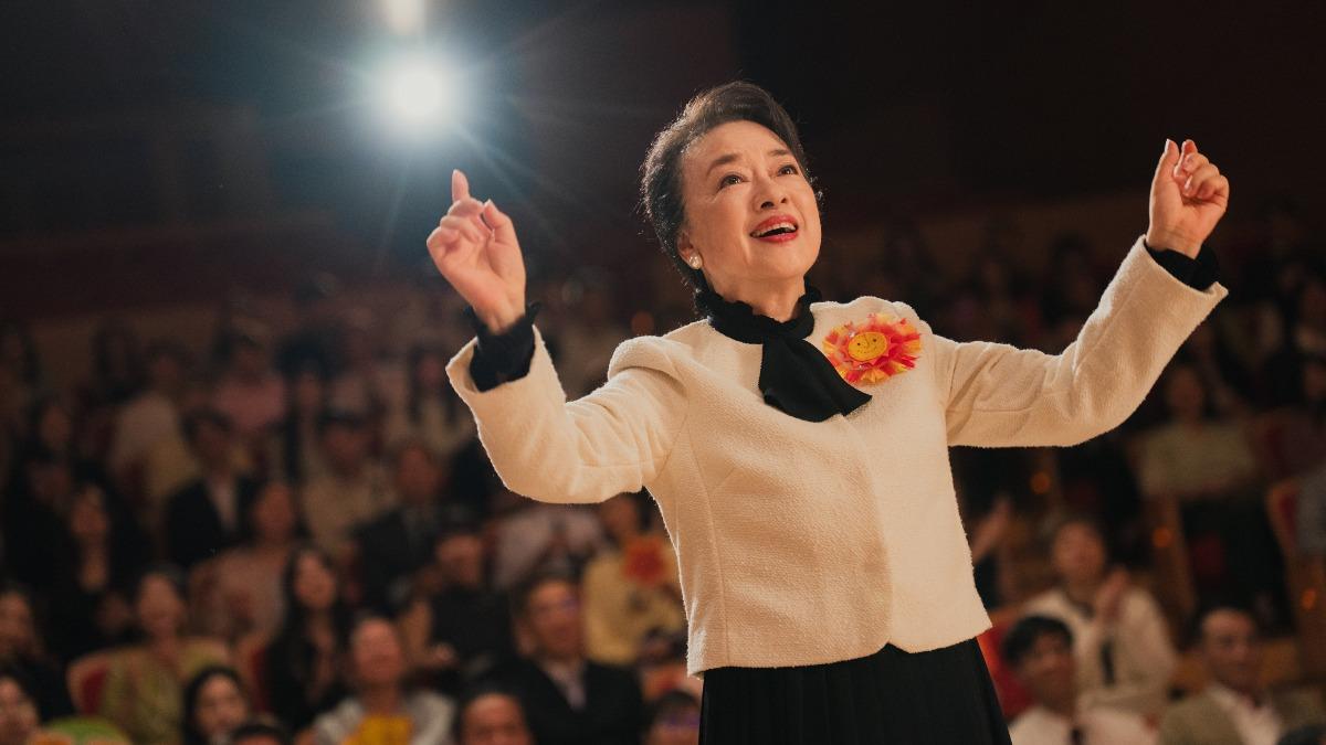 翁倩玉為了《陽光女子合唱團》苦練指揮。(圖/壹壹喜喜電影提供)