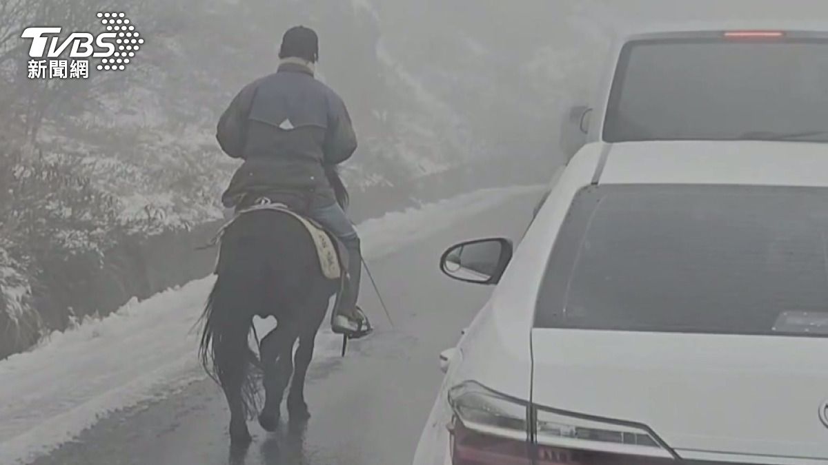 大雪塞車沒在怕!男騎「山區法拉利」闖合歡山 觸法遭罰。(圖/畫面翻攝 threads:68yyyyy)