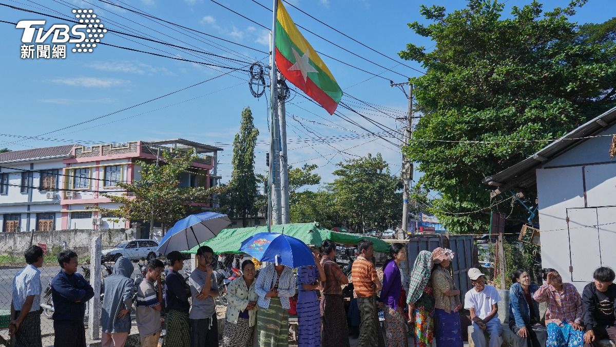 在緬甸軍政府五年前推翻政權後，迎來首次大選，選民排隊投票。（圖／達志影像美聯社）