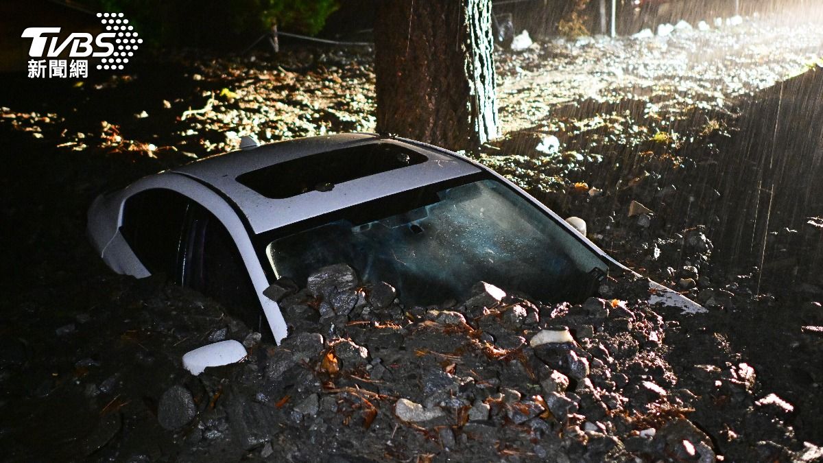 美國西岸遭到洪水侵襲，泥水灌入民宅、一輛汽車被洪水淹沒在泥漿中。（圖／達志影像美聯社）