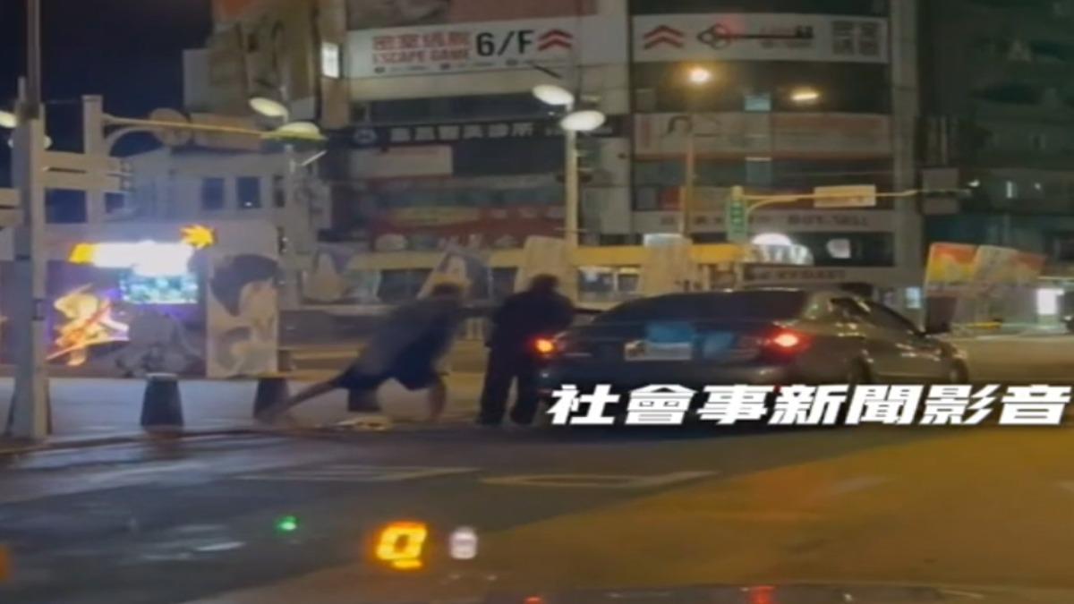 西門町徒步區行人不滿被按喇叭,與駕駛當街互毆。(圖/翻攝社會事新聞影音)