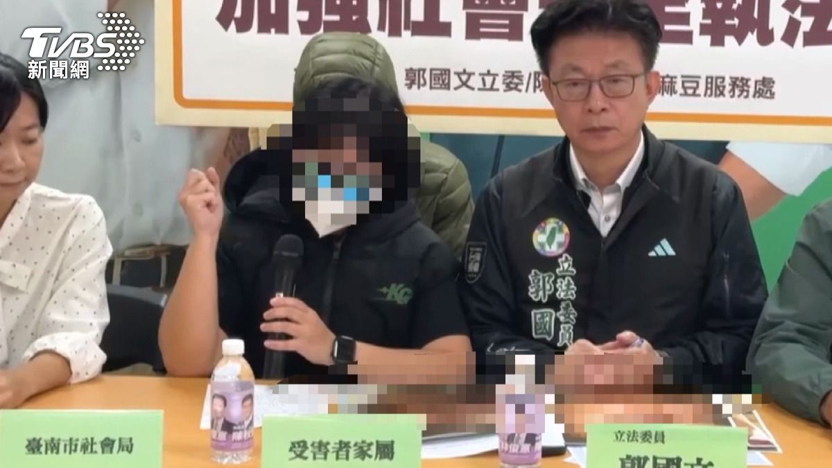家長不再隱忍,透過民意代表召開記者會揭露兩位保母的惡行,希望能為孩子討回公道。(圖/TVBS)