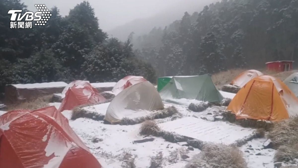 救難人員已重裝上山,但因天候狀況不佳,積雪深度已達30公分,使得救援路徑寸步難行。(圖/TVBS)