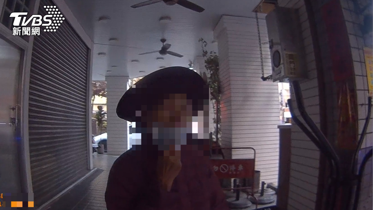 警方約半小時後,在中區民族路20號前發現符合特徵的母親,所幸平安無事。(圖/TVBS)