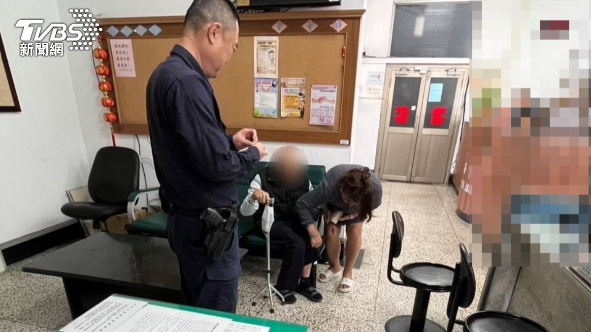 放下心中大石頭的看護真情流露,自責淚崩擁著楊翁。(圖/TVBS)