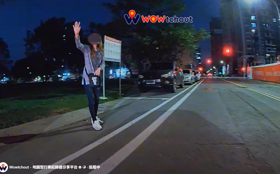 女子急忙舉手示意她先來的。(圖/翻攝Wowtchout - 地圖型行車紀錄器分享平台)
