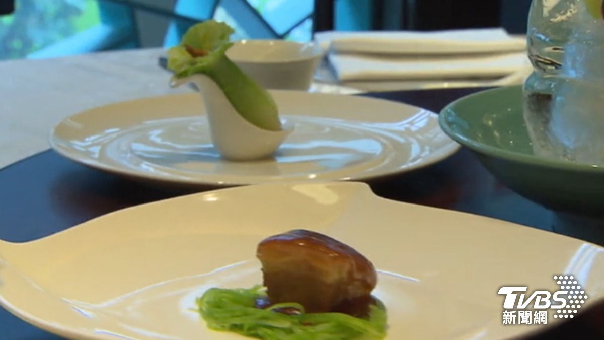 有民眾在北市「故宮晶華」用餐後,想將剩菜打包,卻被加收包材費。(圖/TVBS)