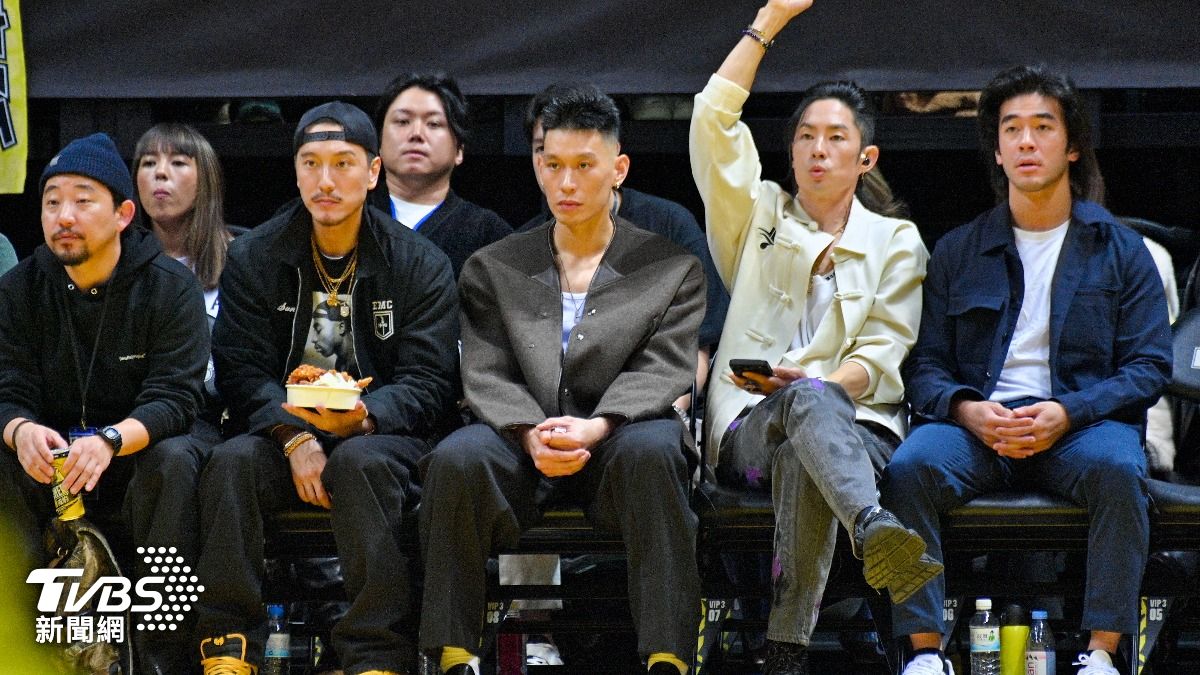 林書豪退休儀式,藝人王陽明、吳建豪也一起現身觀賽。(圖/胡瑞麒攝)