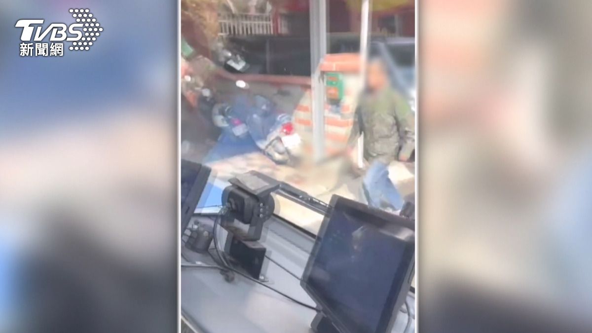 趕不上垃圾車！64歲男揮刀砍清潔隊員遭羈押。(圖／TVBS)