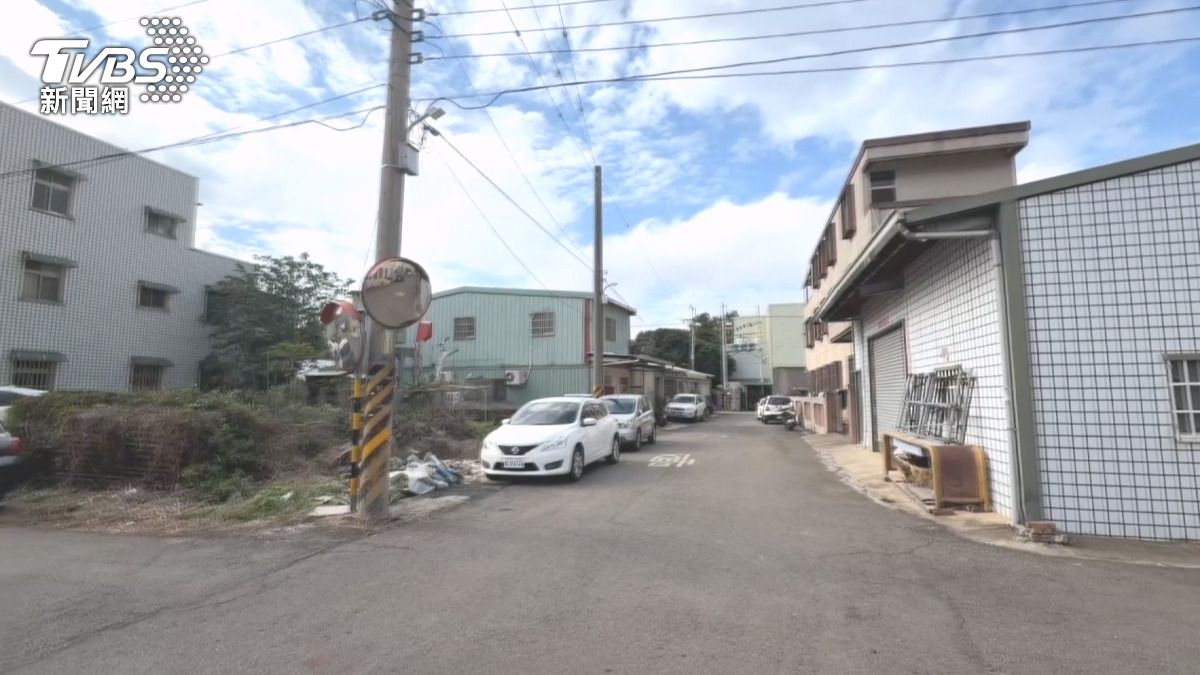 當垃圾車到達現場時，駕駛嚇得趕緊跑回車內報警，而蔡姓男子則朝車門揮砍洩憤。(圖／TVBS)