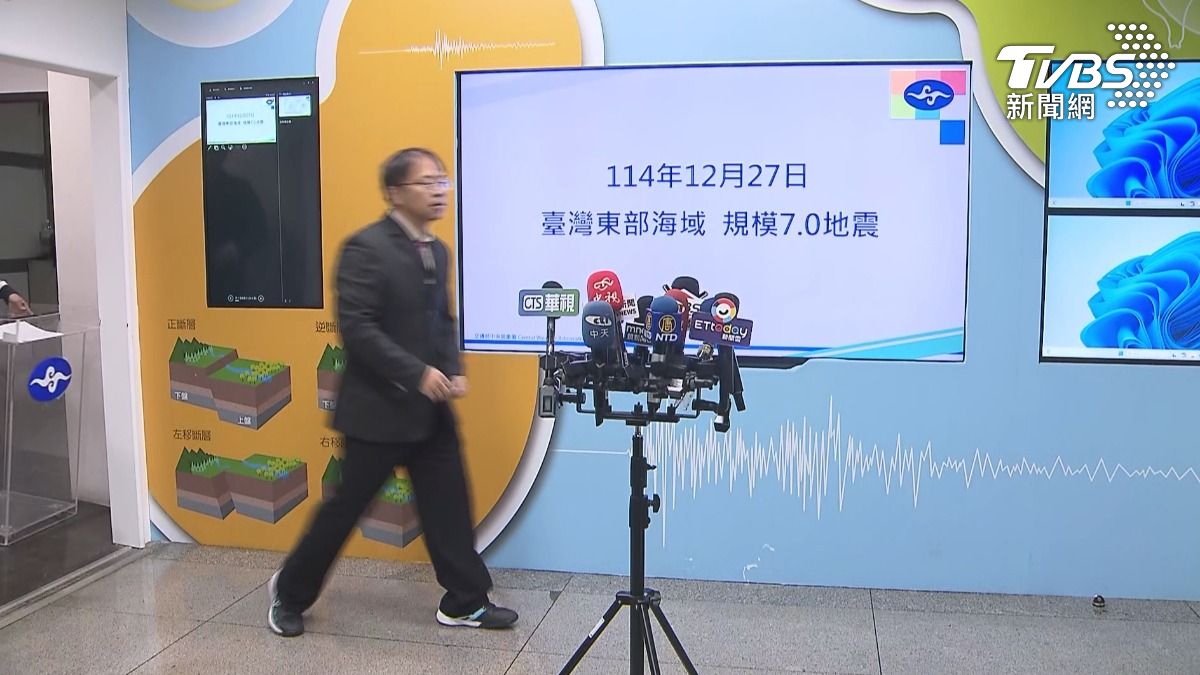 地震後地震預報中心科長陳達毅,從下床趕到鏡頭前,只花了45分鐘,雖然領帶歪斜,贏得民眾尊重。(圖/TVBS)