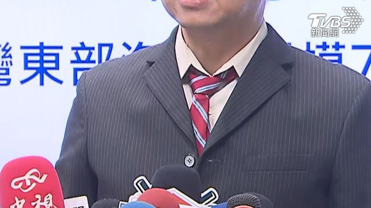 地震預報中心科長陳達毅,只花了45分鐘開記者會,領帶歪斜意外成為焦點。(圖/TVBS)