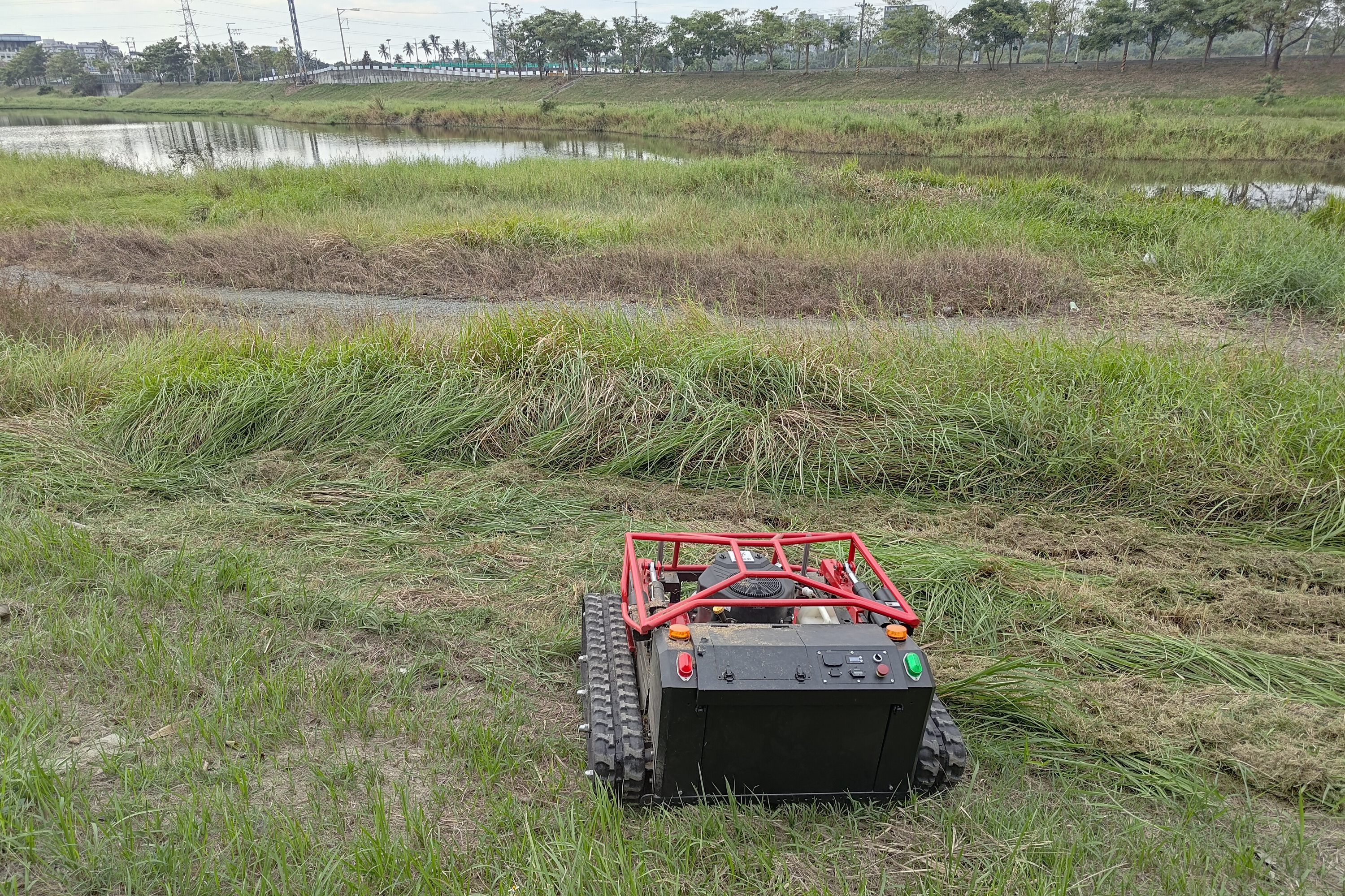 台南加強滯洪池環境維護　導入割草機器人降職災風險