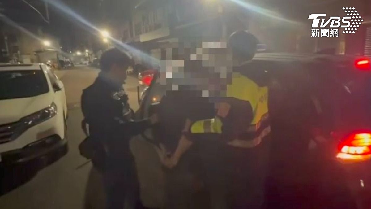 黃嫌一路狂飆,賊星該敗開入死巷,警方成功將他攔停。(圖/TVBS)