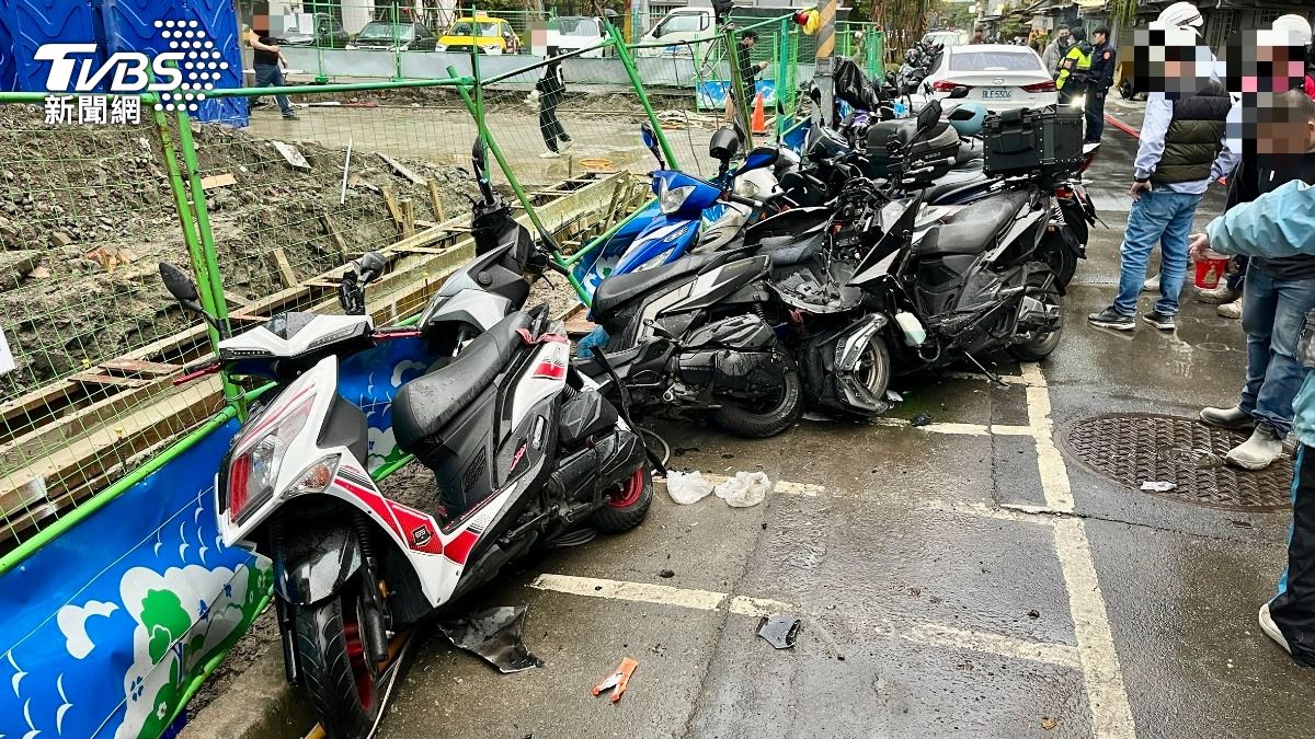 黃男毒駕肇事撞擊多輛機車。(圖/TVBS)