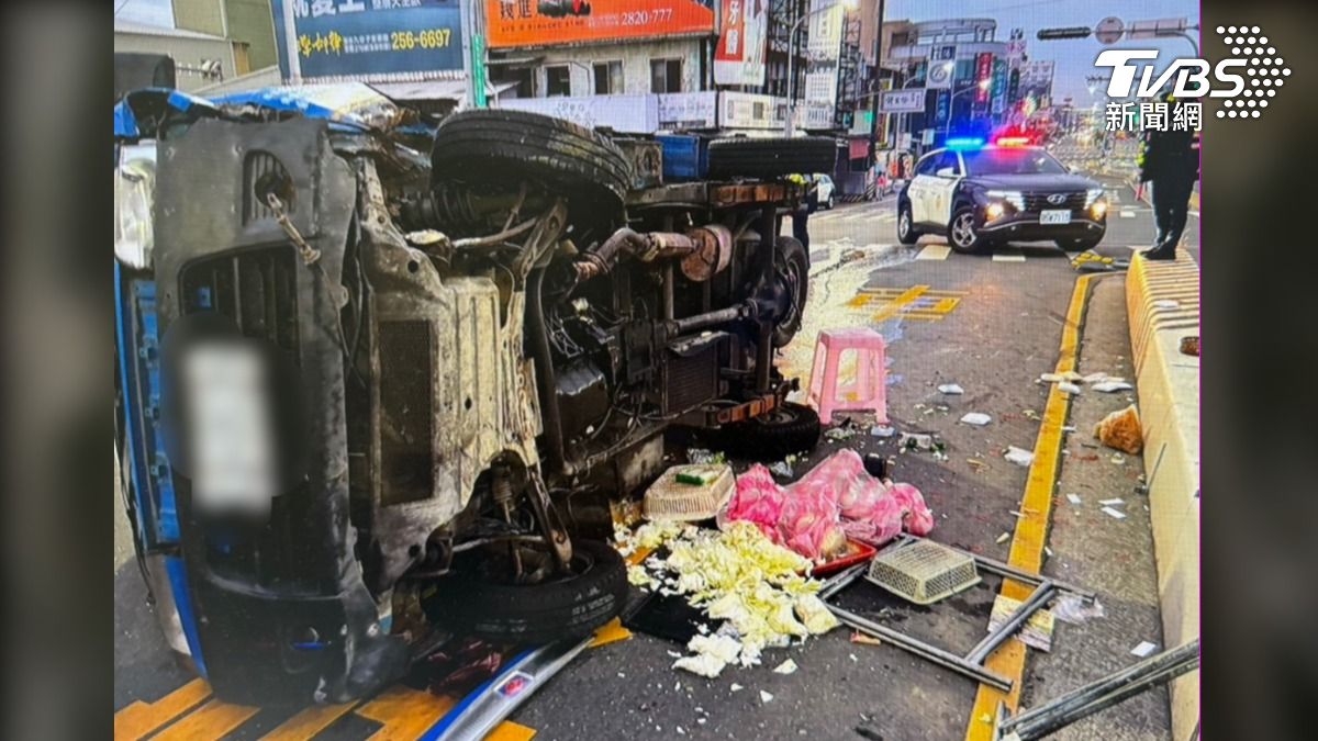 台南安南區發生一起翻車事故,清晨5點多,小貨車行經路口時不明原因自撞分隔島翻覆,食材、桌椅也全散落一地(圖/TVBS)