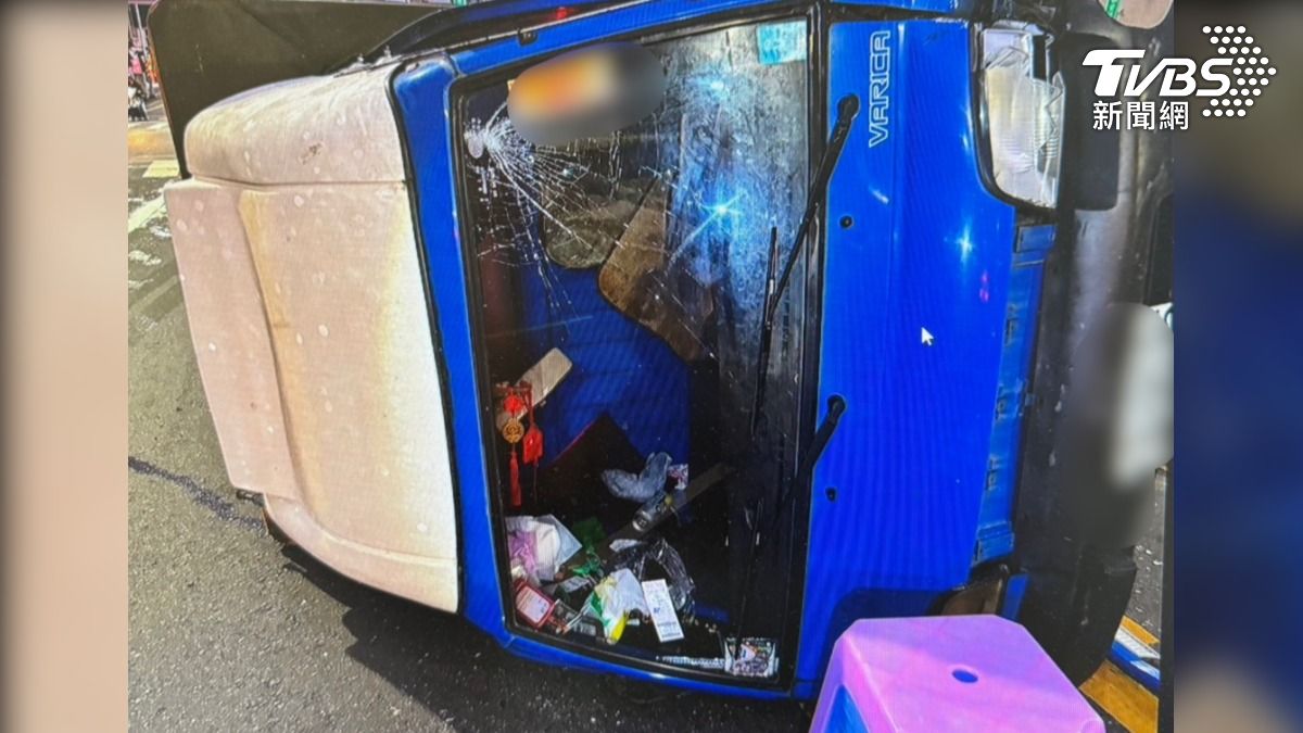 小貨車擋風玻璃碎裂成蜘蛛網狀,前方還有小板凳掉在車頭前方,車子四周還有不少食材全散落一地(圖/TVBS)