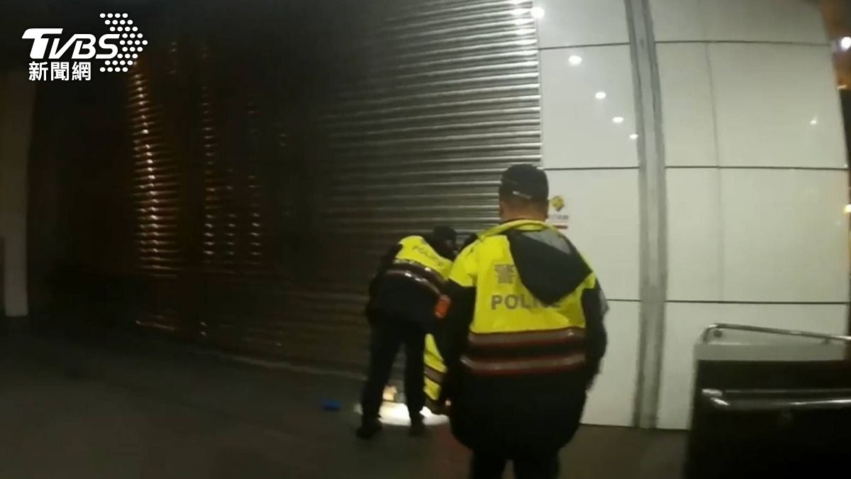 藍姓男子倒臥在車站外不斷地發抖,警方關切後立即協助送醫,及時救回一命。(圖/TVBS)