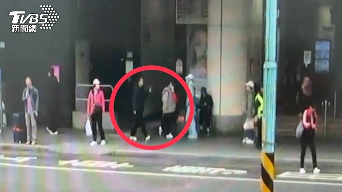 搭公車嫌小孩吵!情侶看不下去回「你可包車」 婦抓狂:第一個殺你