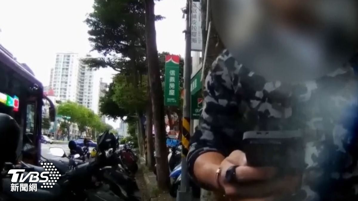 姚男先留在原地報警。(圖/TVBS)