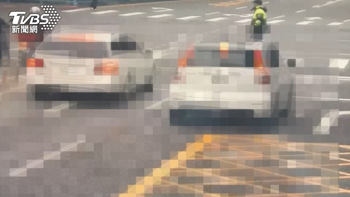 員警準備上前勸導販售玉蘭花的俞男。（圖／TVBS）