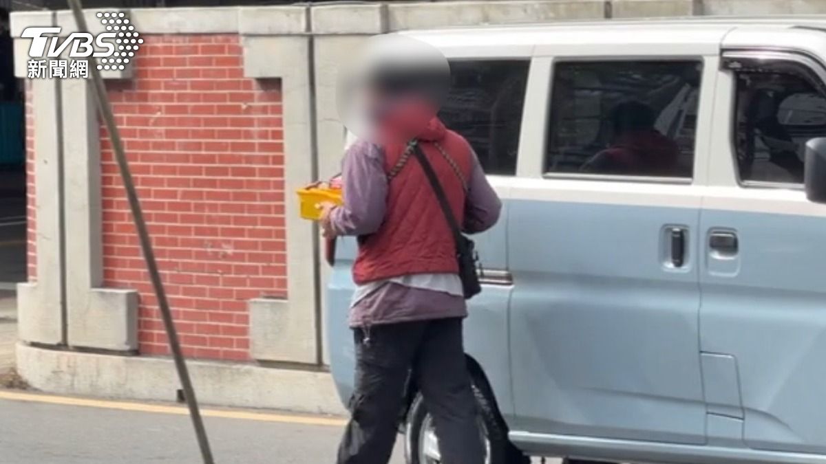 官員車隊將通過，男販售玉蘭花不滿遭警勸導，爆發拉扯被壓制。（圖／TVBS）