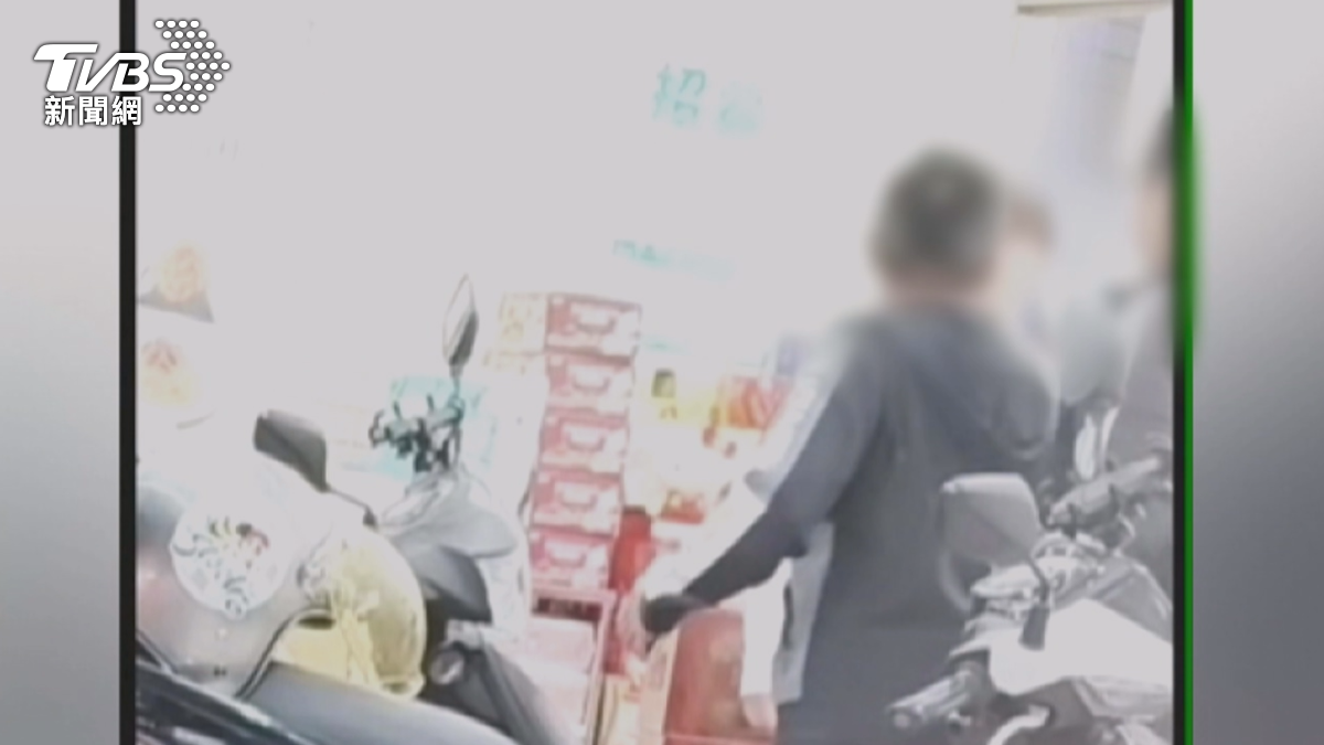 台南一名騎士準備進入超商，卻和另一名趙姓男子發生碰撞，雙方發生口角，趙姓男子急CALL家人助陣（圖／TVBS）