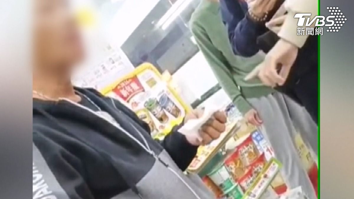 騎士和趙姓男子在門口不小心碰撞，雙方起了口角後，趙姓男子的弟弟和爸爸都加入戰局，最後趙姓男子父親被扁到流鼻血（圖／TVBS）