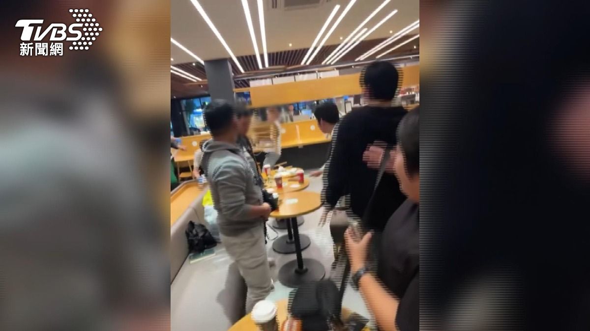 星巴克爆走!粉髮外籍客抱娃喃喃自語 拿椅砸店員。(圖/TVBS)