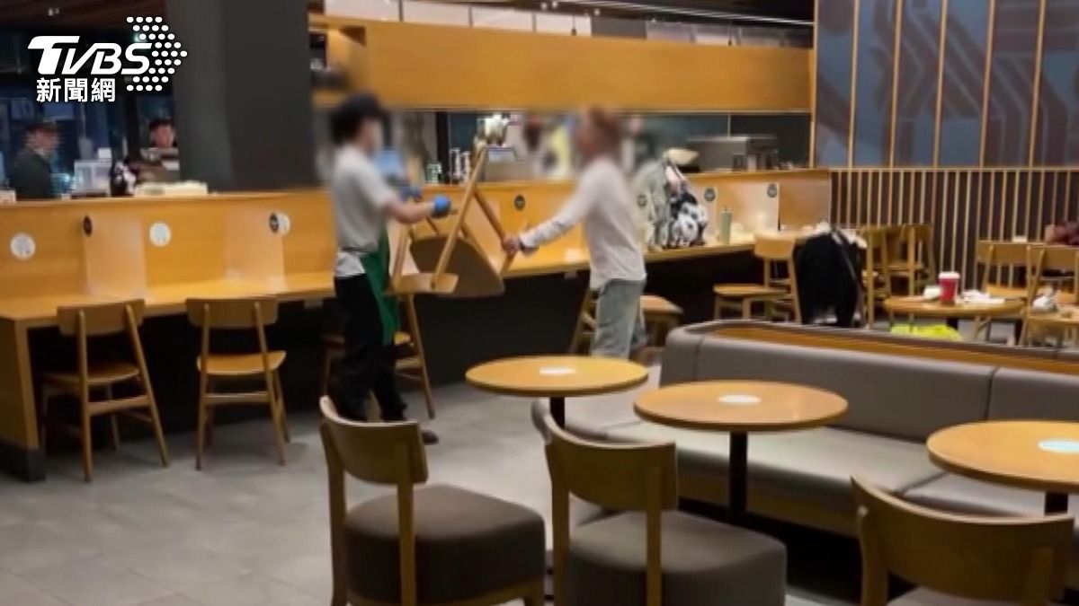 星巴克爆走!粉髮外籍客抱娃喃喃自語 拿椅砸店員。(圖/TVBS)
