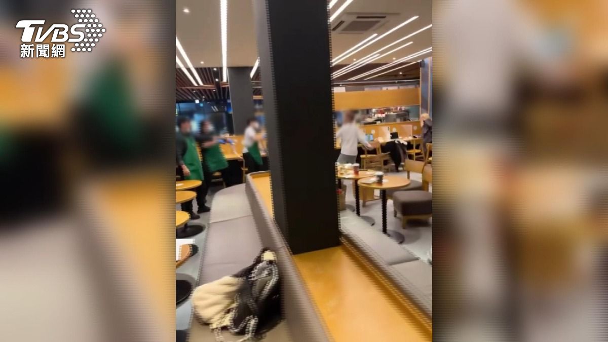 越南失聯移工星巴克暴走 抱豬娃娃失控砸店員。(圖/TVBS)