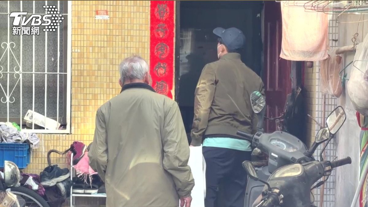 火舌吞噬透天厝　翁盼兒脫困盼不回。(圖／TVBS)