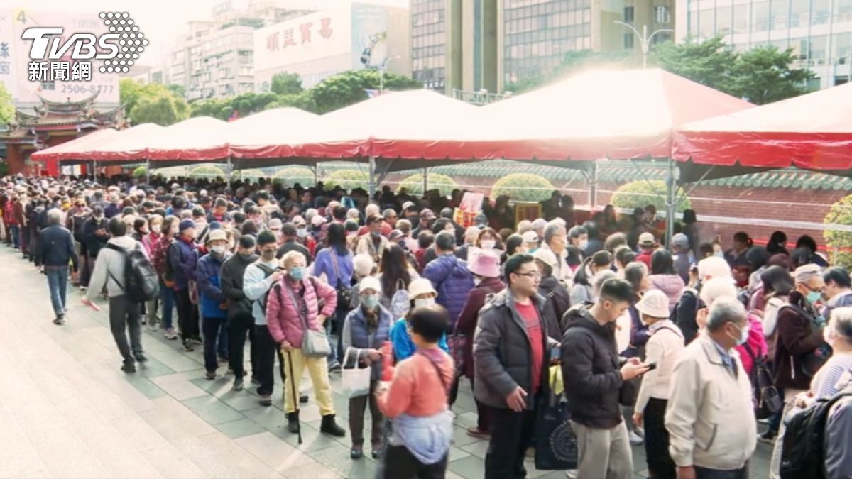 上百位民眾排隊領免費春聯。(圖/TVBS)