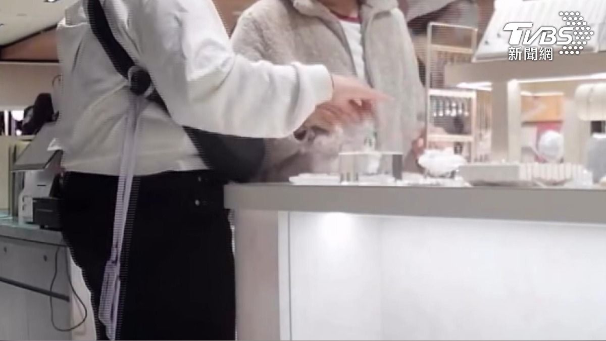 疑印度籍女子專櫃偷手鍊!監視畫面曝「拿走就溜」 價值近萬元。(圖/TVBS)