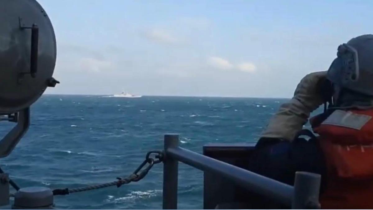 因應共軍圍台軍演，我方派出田單軍艦（1110）監控共艦安陽艦（599）畫面。（圖／國防部提供）