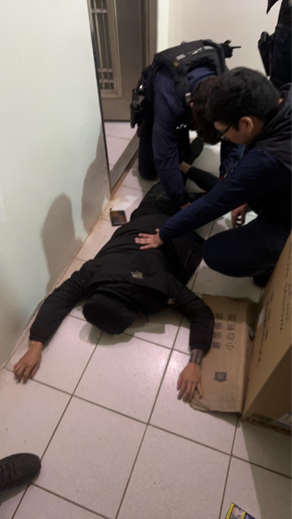 亂投擲汽油瓶,男子於住處遭警方逮捕。(圖/TVBS)