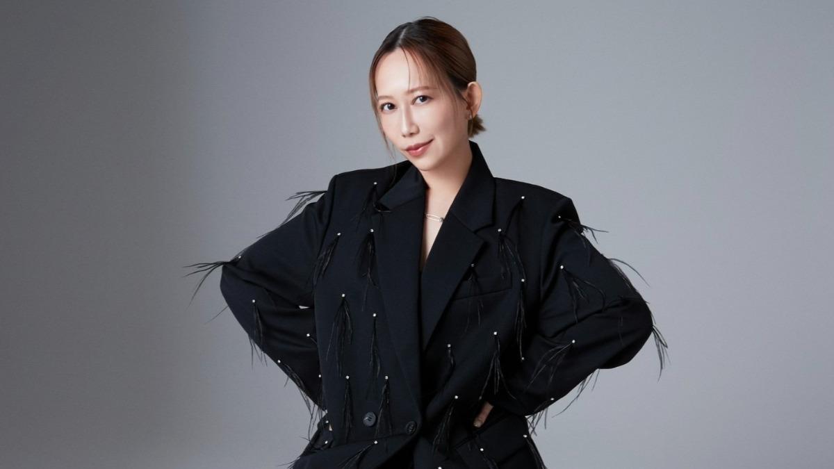 年收12億「黑澀會美眉」跨年趕場！預告新年大消息　備2百份禮物寵粉
