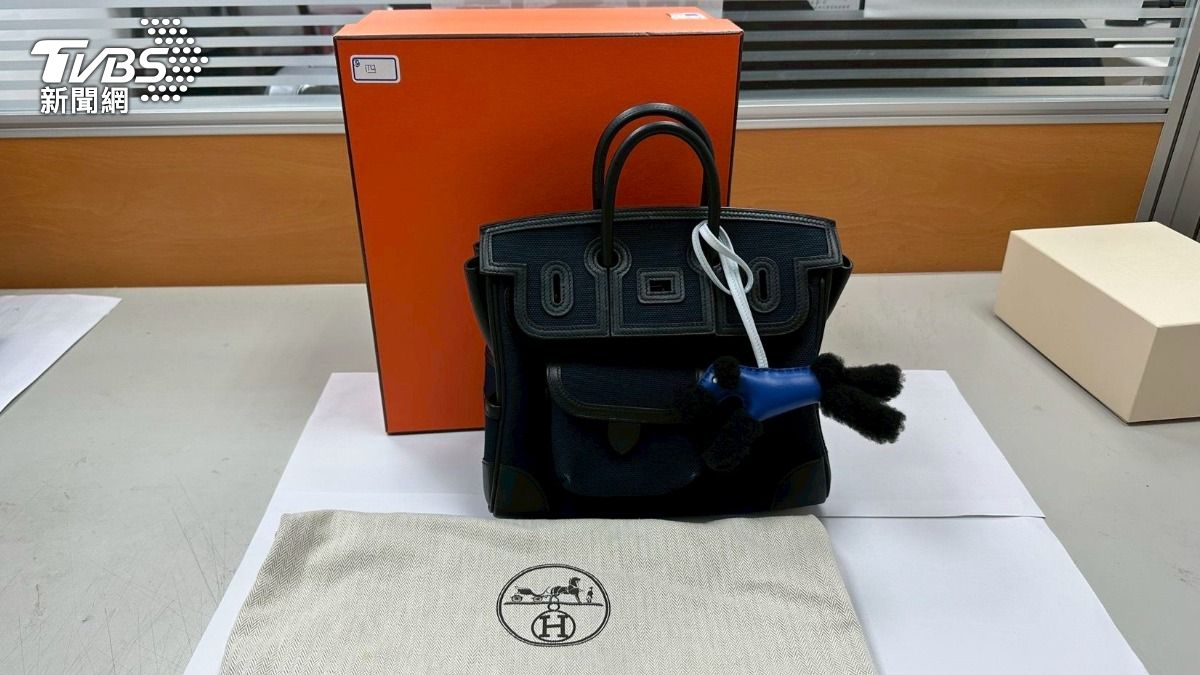 蔡政宜夫妻的豪宅內搜出大批愛馬仕包包，其中光是Birkin Cargo 25就要價百萬。（圖／TVBS）