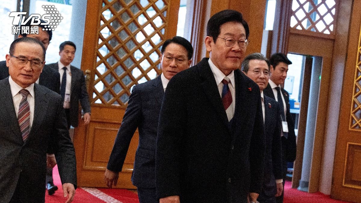 南韓總統李在明今日穿著黑色大衣、戴著白、紅、藍斜紋領帶進入青瓦台。（圖／達志影像路透社）