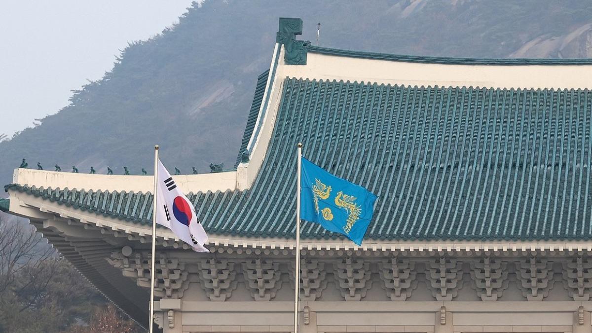 青瓦台今日升起了代表南韓國家元首的鳳凰旗。(圖/翻攝韓聯社)