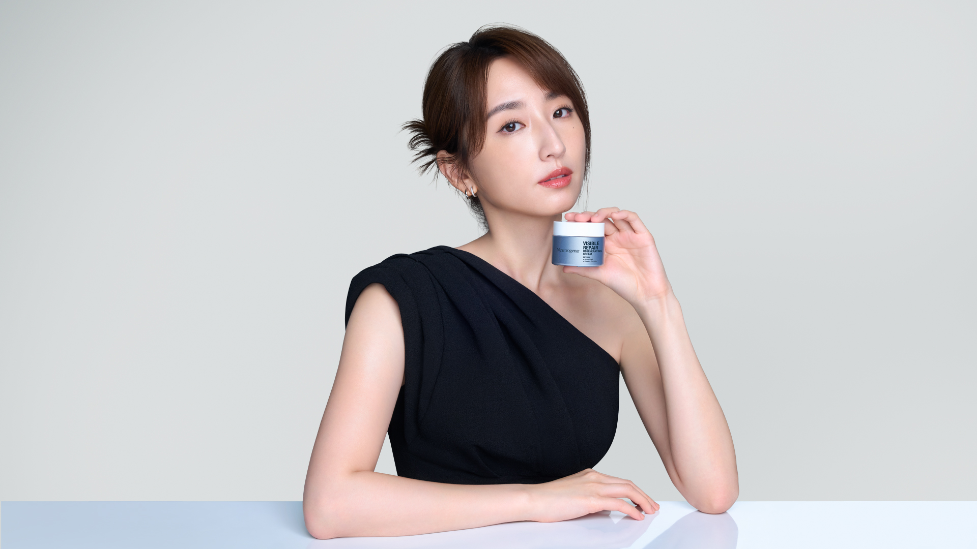 露得清攜手柯佳嬿 肌膚宛若年輕7歲的密技 抗老新革命 影后親身見證A醇奇蹟 讓青春不只是回憶!