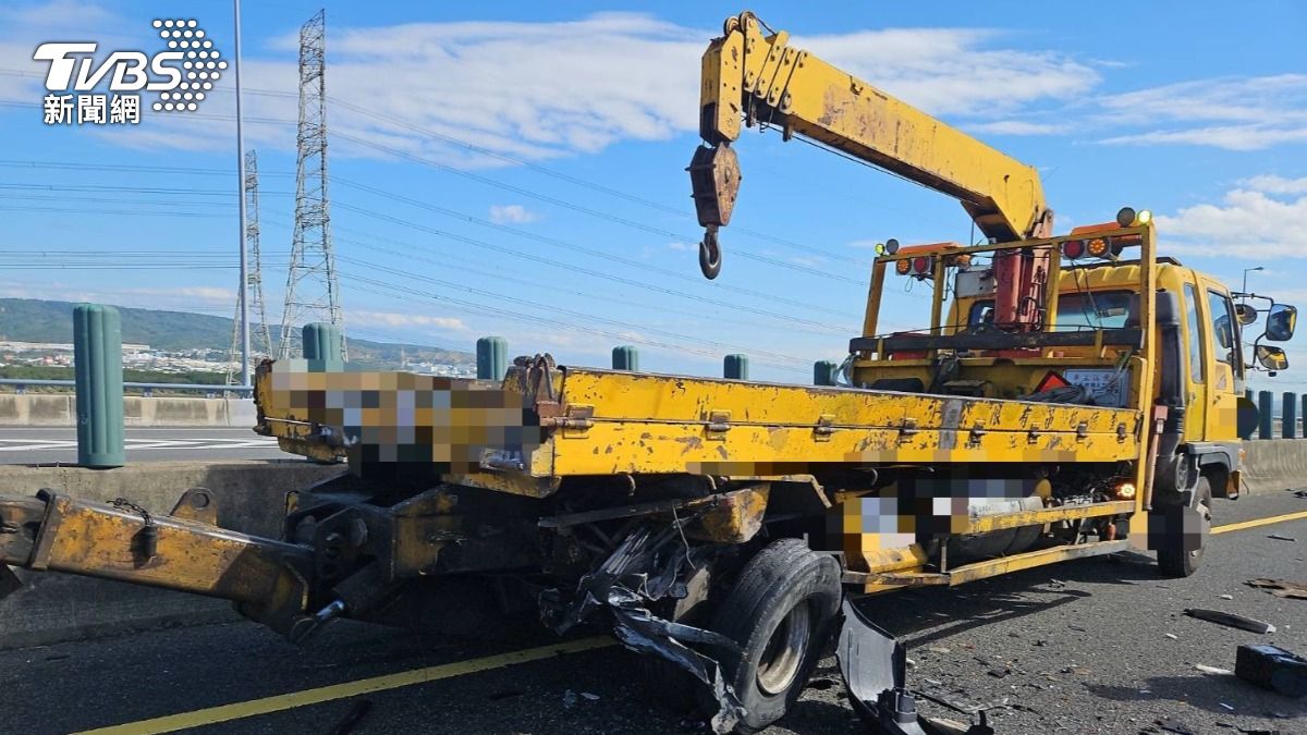 邱男追撞內側車道拖吊車,隨後失控橫在中線車道,遭到後方半聯結車追撞。(圖/TVBS)