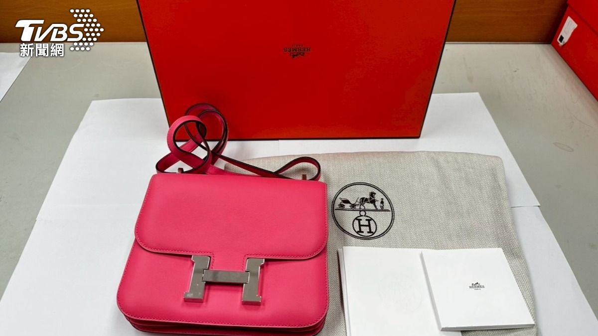 Hermès Constance 24 的螢光粉系列十分搶眼。（圖／TVBS）