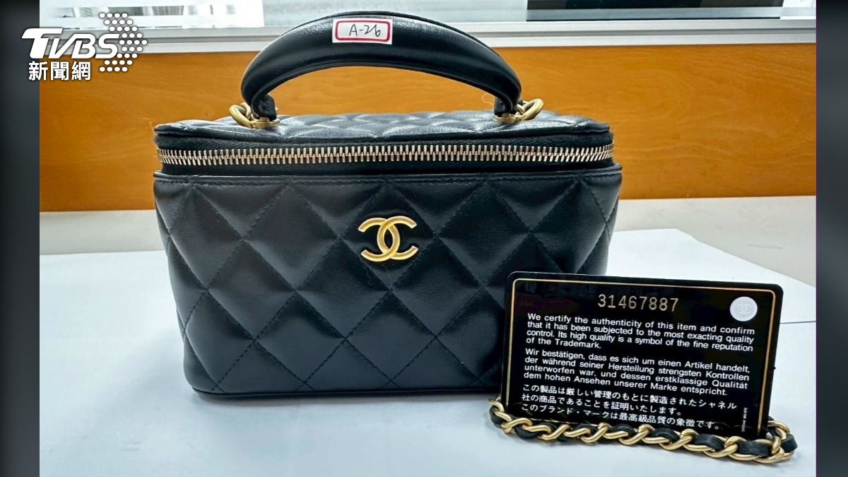 Chanel Vanity Case的化妝包外型相當吸睛。（圖／TVBS）