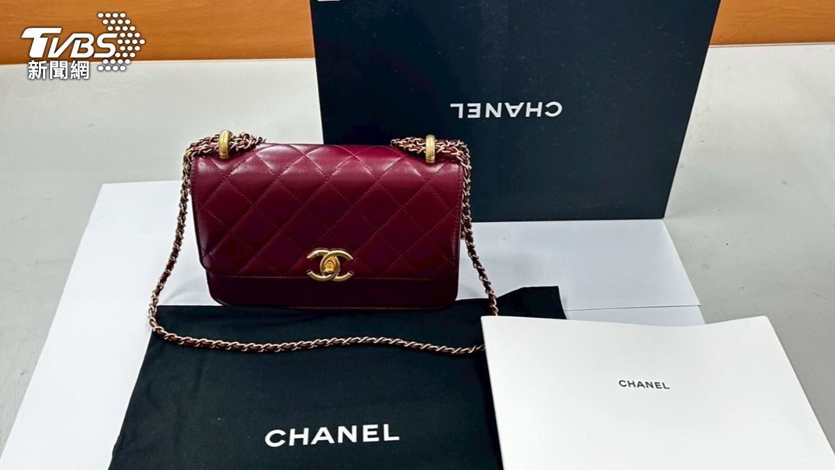 Chanel Mini Flap (20) 酒紅色相當復古。（圖／TVBS）