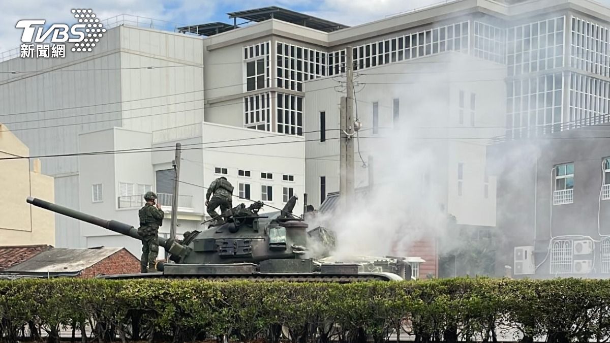 戰車冒出的煙霧,煙量之大宛如從戰場歸來。目擊民眾都傻眼,國軍弟兄立即拿出滅火器緊急滅火(圖/翻攝Threads_j20003j)